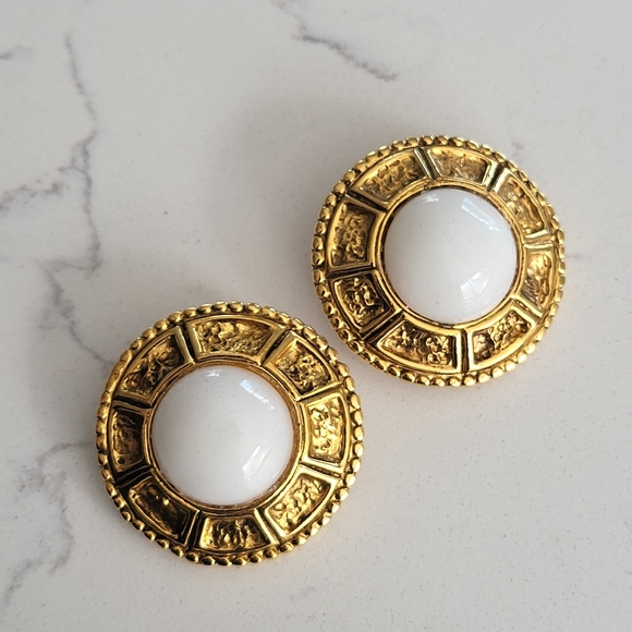 Vintage Chanel Earrings - Picture 3 of 5